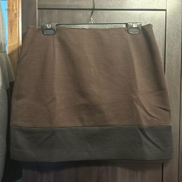 Tahari skirt, dark brown with black trim at the bottom. Size 6 - Picture 1 of 3